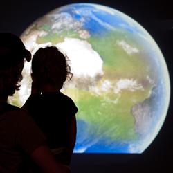 Father 和 daughter watching the NASA climate change 展览